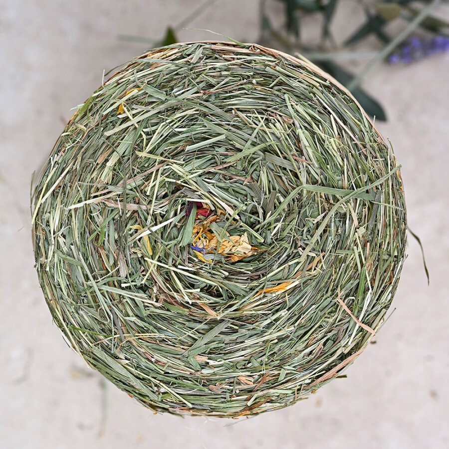 Maxi Heuballen mit Blüten