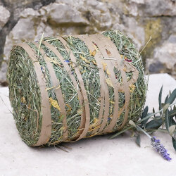 Maxi Heuballen mit Blüten